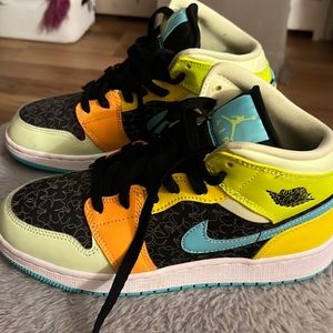 Nike Air Jordan 1 Mid SE GS Clover Size 5.5 Y